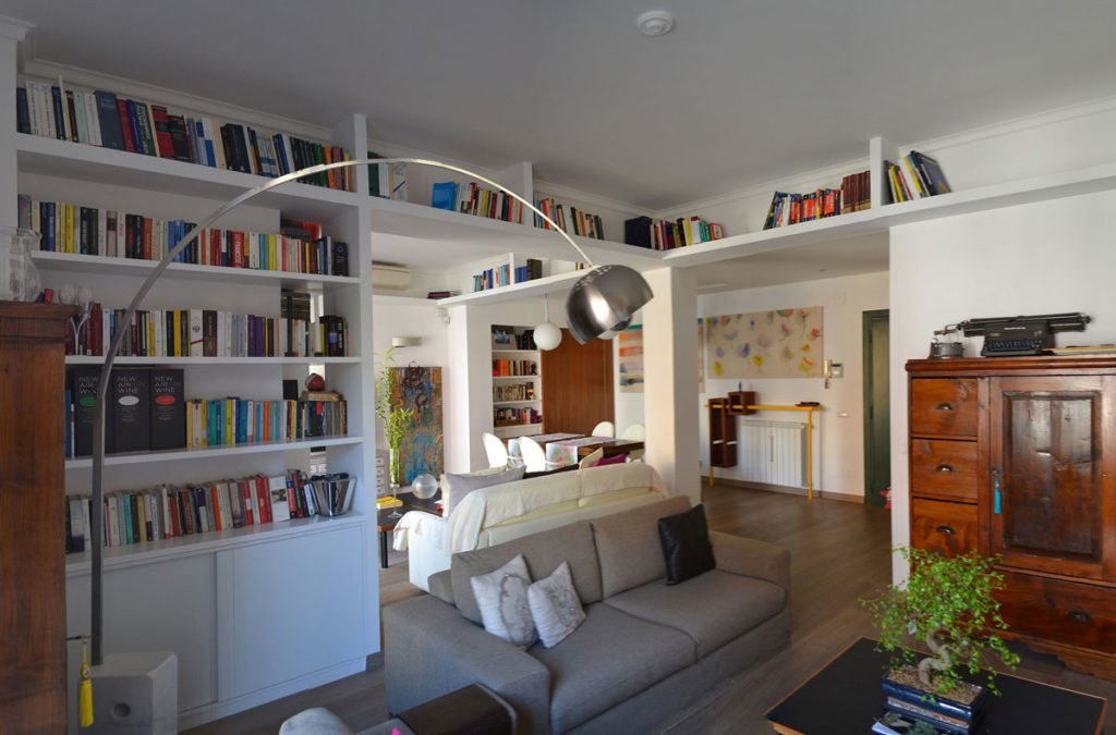 zona TV con sovrastante libreria area - architetturaincasa